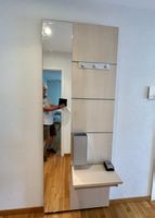 Garderobe, an Wand aufgehängt