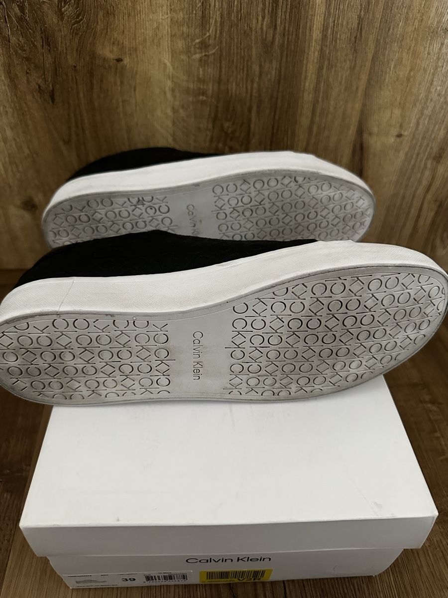 Calvin Klein Chaussures femmes: Slip on Black  – D'occasion à Visp par inf_7cg2 4