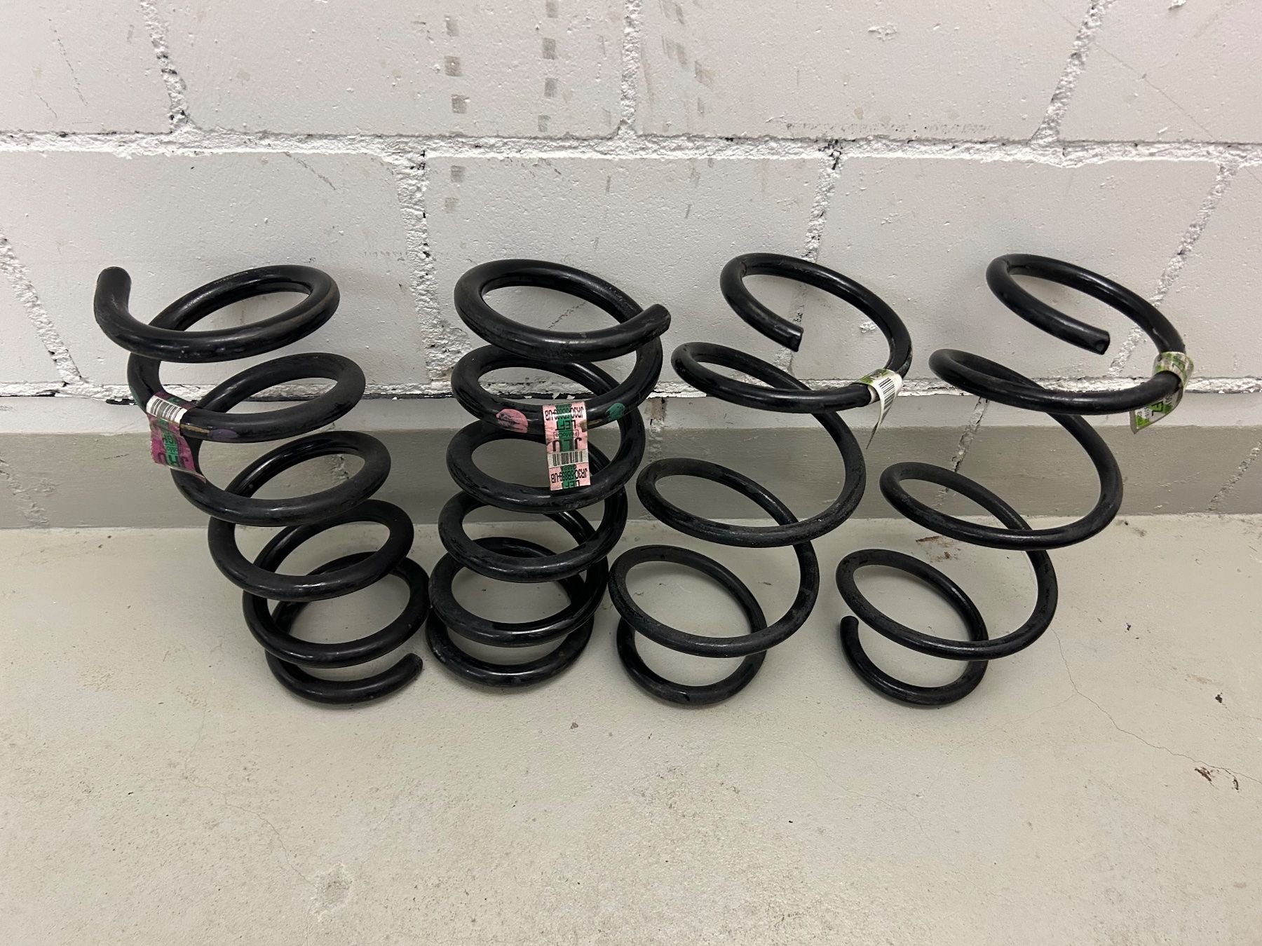 Ford Tutti pezzi di ricambio auto: Federn Original Ford Mustang 2020 – Usato da Uster venduto da tas_zm27 1