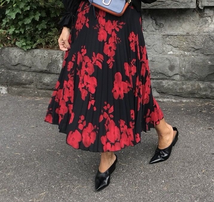 H&M Gonne: Schwarzer Plissee-Rock mit Blumenmuster, Größe 38 – Usato da Zürich venduto da zor_9n5z 7
