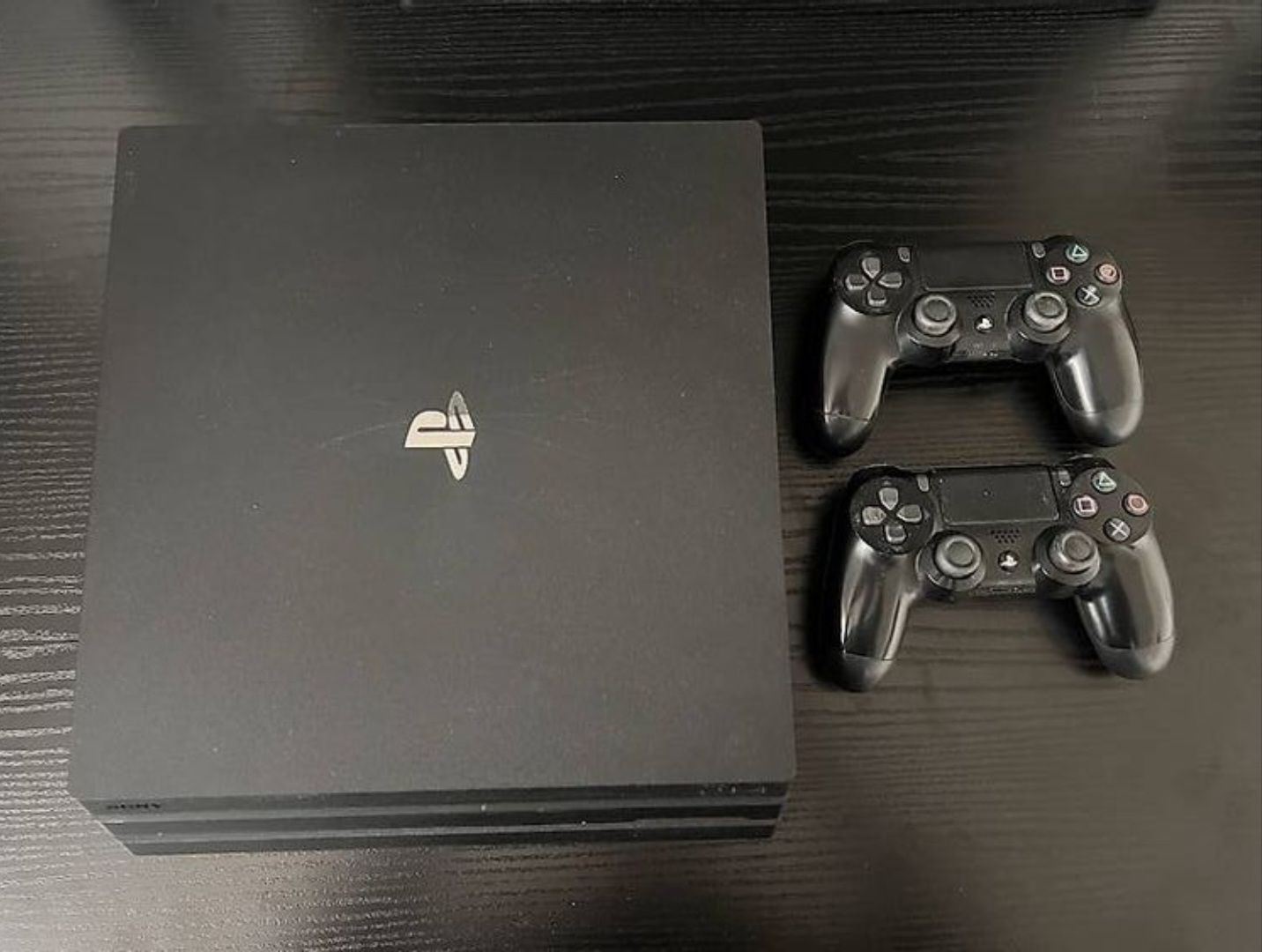 Sony Console: PS4 Pro 1 TB mit 2 Controller – Usato da Kreuzlingen venduto da Klingelton_21600