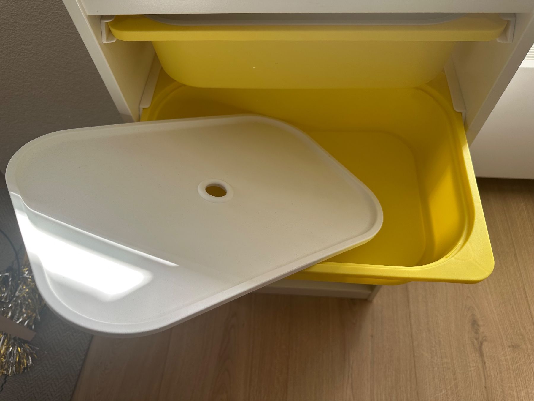 Ikea Scaffali: Trofast weiss mit 6 gelben Einsätzen gebraucht – Usato da Ennenda venduto da Axmx 2