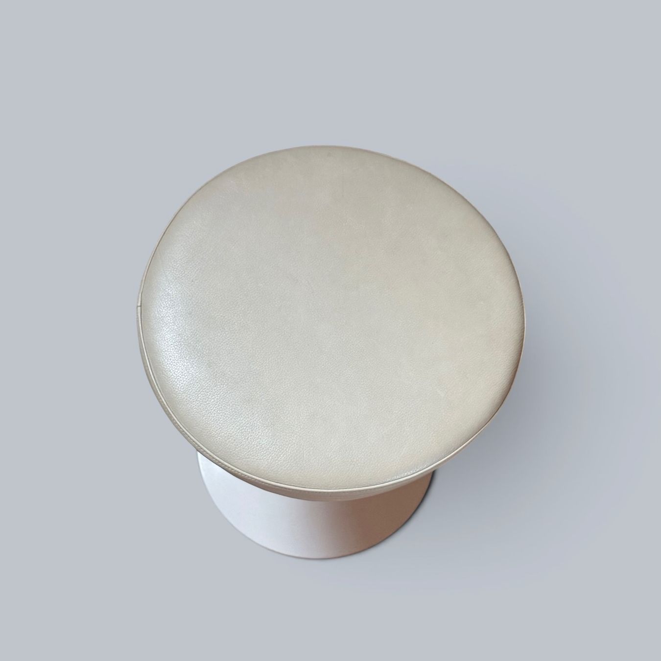 Knoll Sedie: Eero Saarinen Tulip Hocker Leder Knoll Studio – Usato da Basel venduto da MidMod20C 2