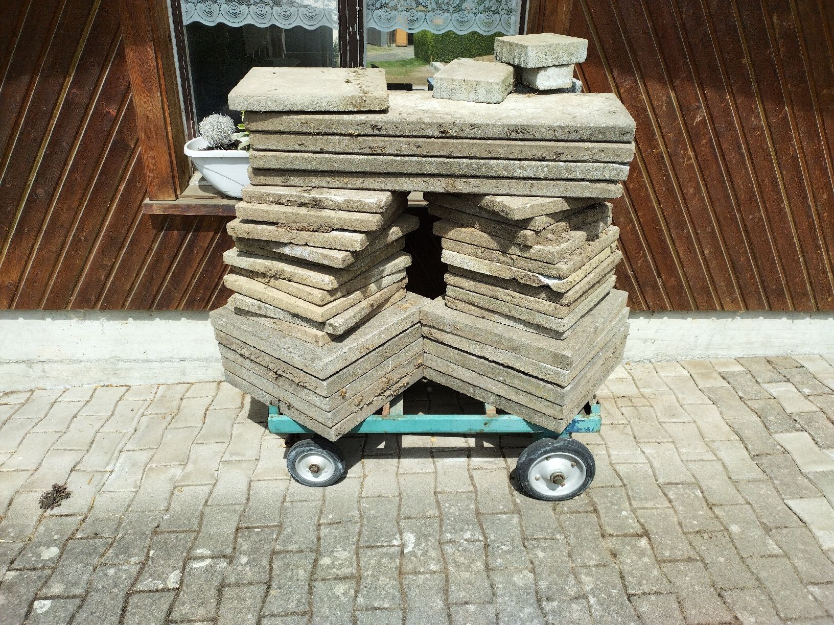 Rivestimenti per pavimenti: Diverse Gartenplatten und Stellriemen – Usato da Arnegg venduto da Arnrom
