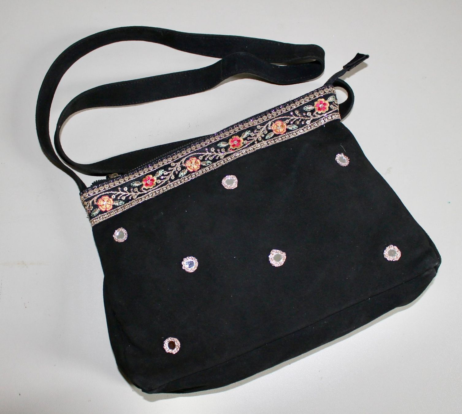 Borse da donna: Neue, modische Handtasche aus Wildleder – Nuovo (secondo la descrizione) da Kirchlindach venduto da hekilida