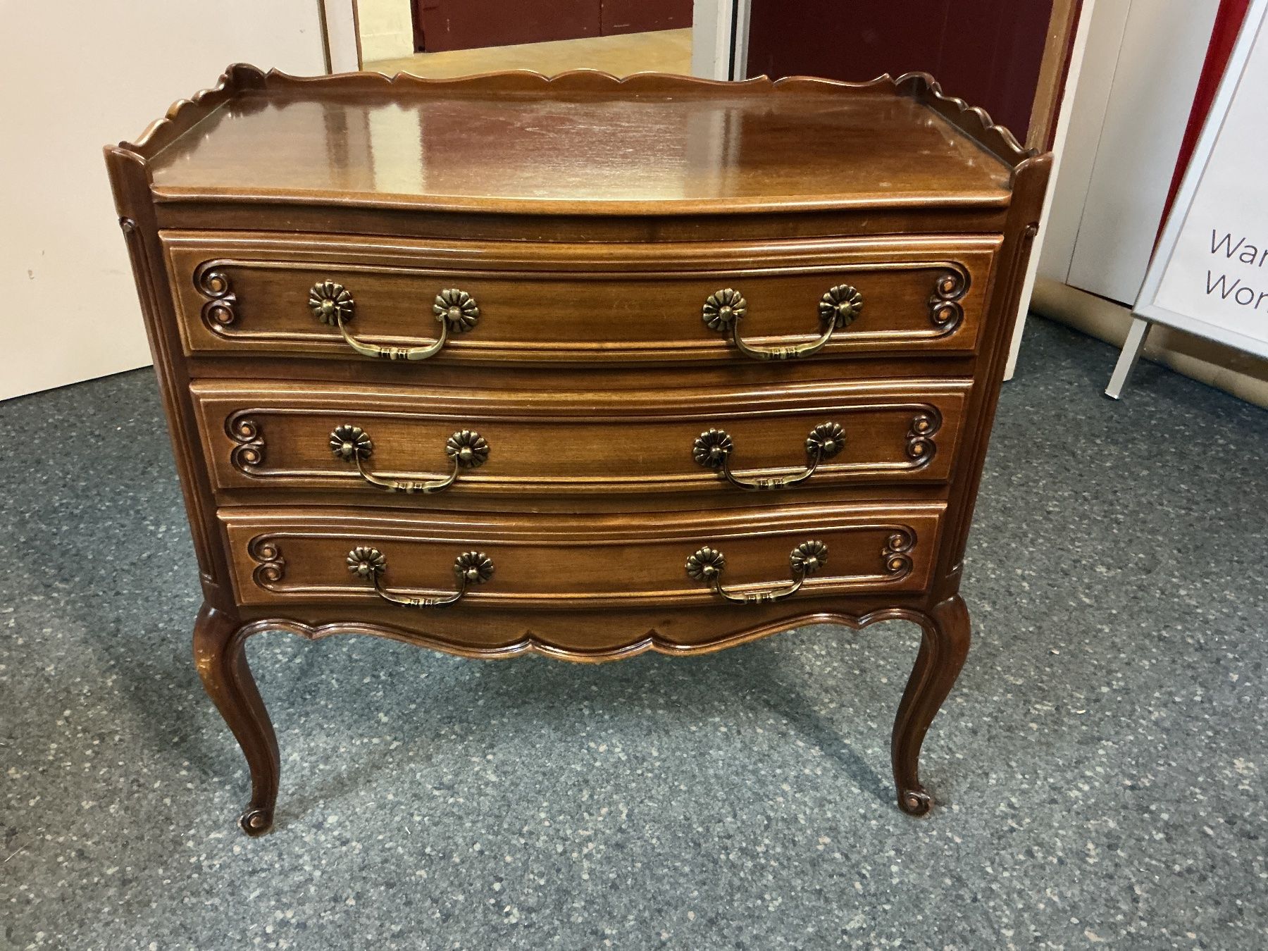 Commodes: Klassische Stilkommode geschwungen – D'occasion à Bern par vielerart
