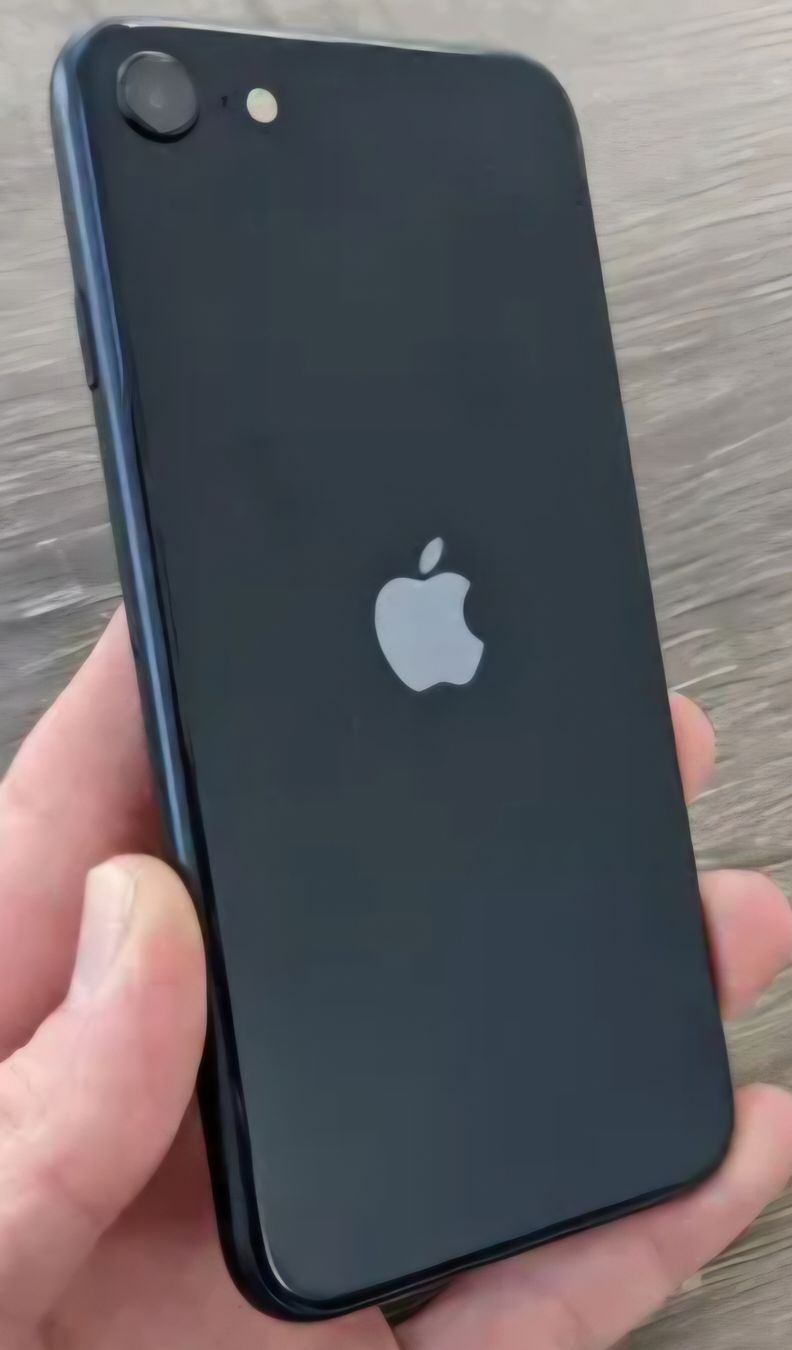 Apple Portables: iPhone SE schwarz 64GB 2022 – D'occasion à Visperterminen par Panini6 1