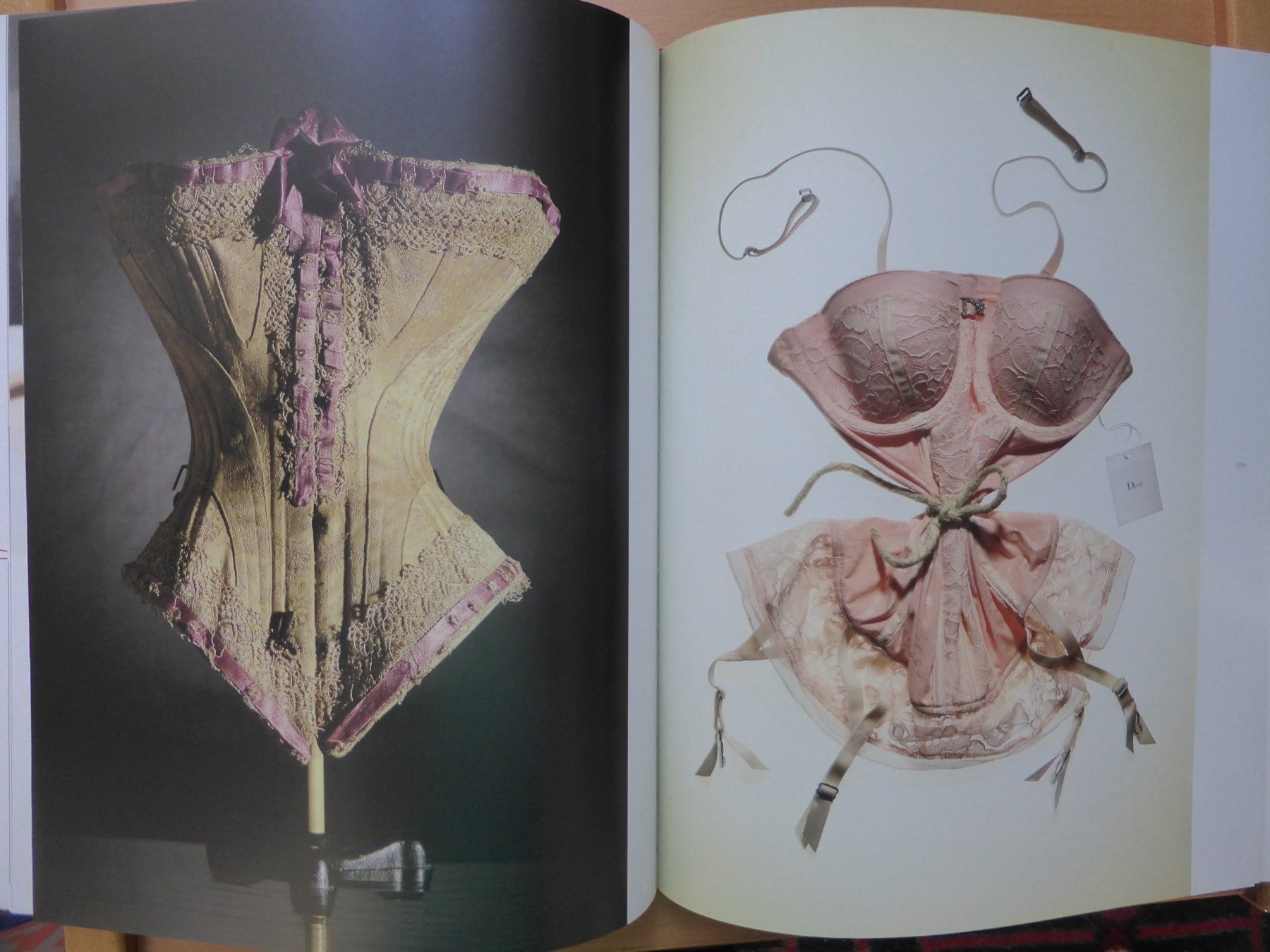 Libri: Textil-Industrie - Secrets - Einblicke ins Reich der Dessous – Nuovo (secondo la descrizione) da Brunnadern venduto da lesezirkel 7