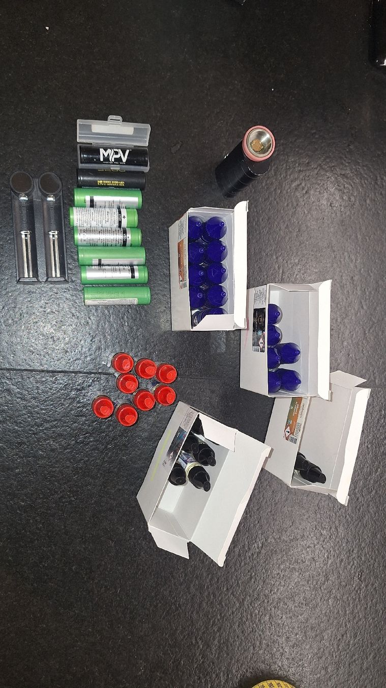 Altri Prodotti per fumatori: Cigarette electronique + 31 Booster variés + 8 batteries – Usato da Jussy venduto da lia_sb7q