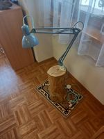 Lampada con piedistallo in legno.