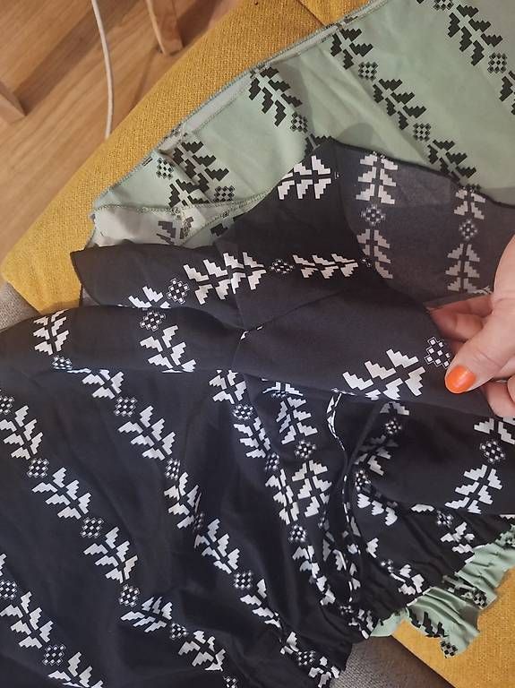 Pantalons: Kurze polysterhose – D'occasion à Arlesheim par gligli01 2
