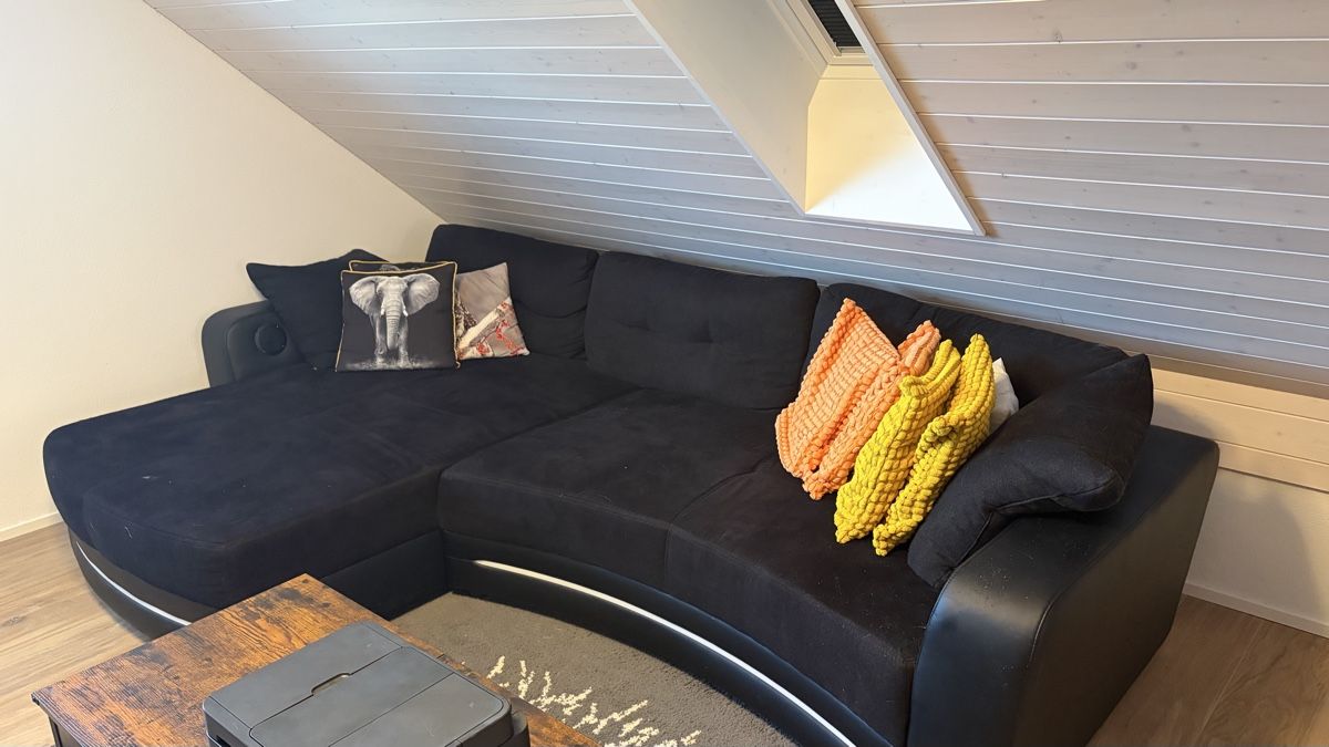 Sofas: Ecksofa schwarz Stoff mit Kunstleder mit Gebrauchsspuren – D'occasion à Oberwil-Lieli par SCHUMACHERHERO