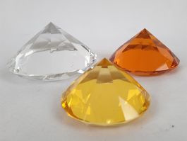 3 Verschiedene farbige Kristallsteine