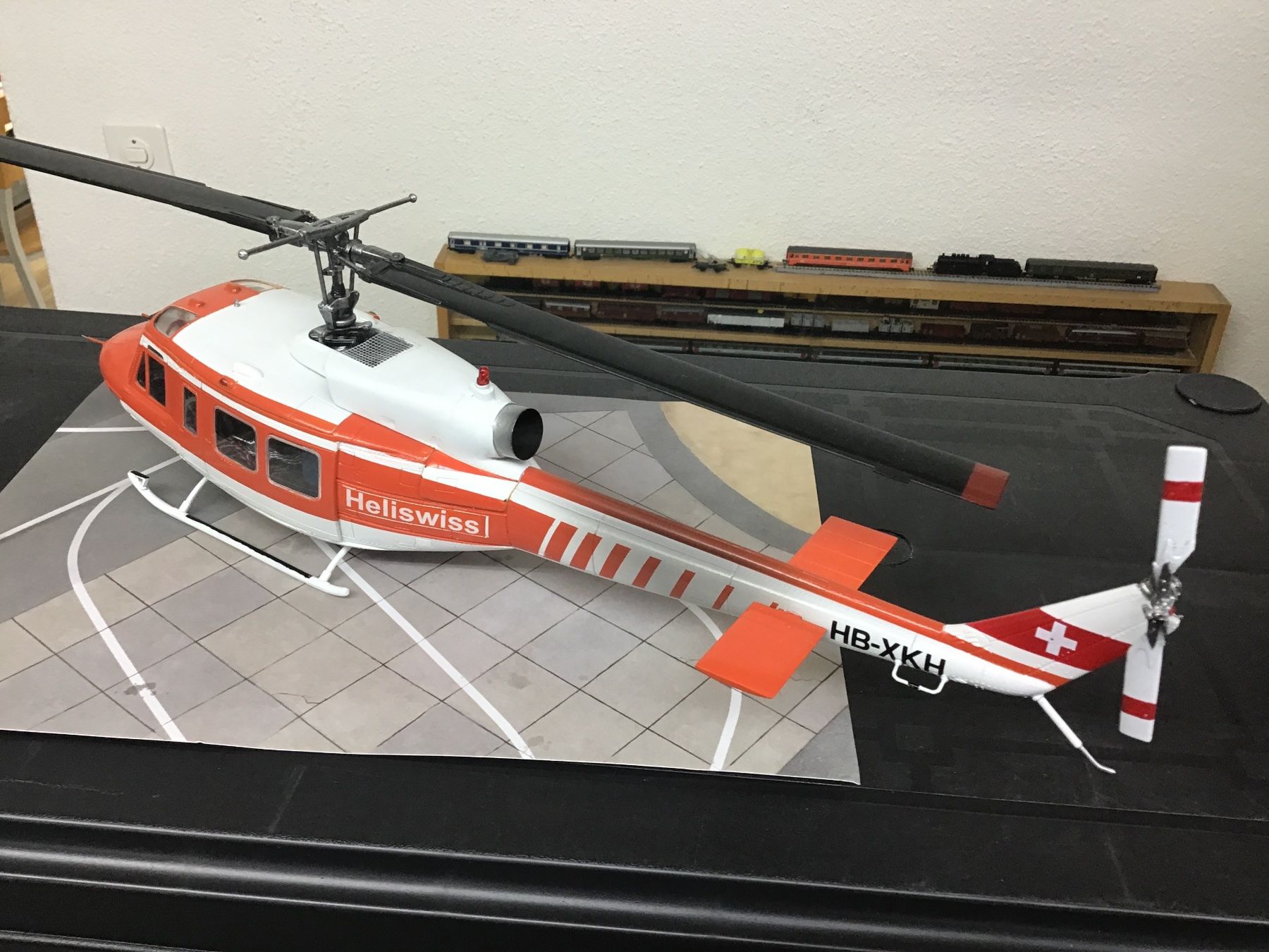 Modellbausätze & Standmodelle: Heliswiss Modell Hubschrauber, Bell 1:32 – Neu (gemäss Beschreibung) aus Männedorf von Spezial-Modelle 1