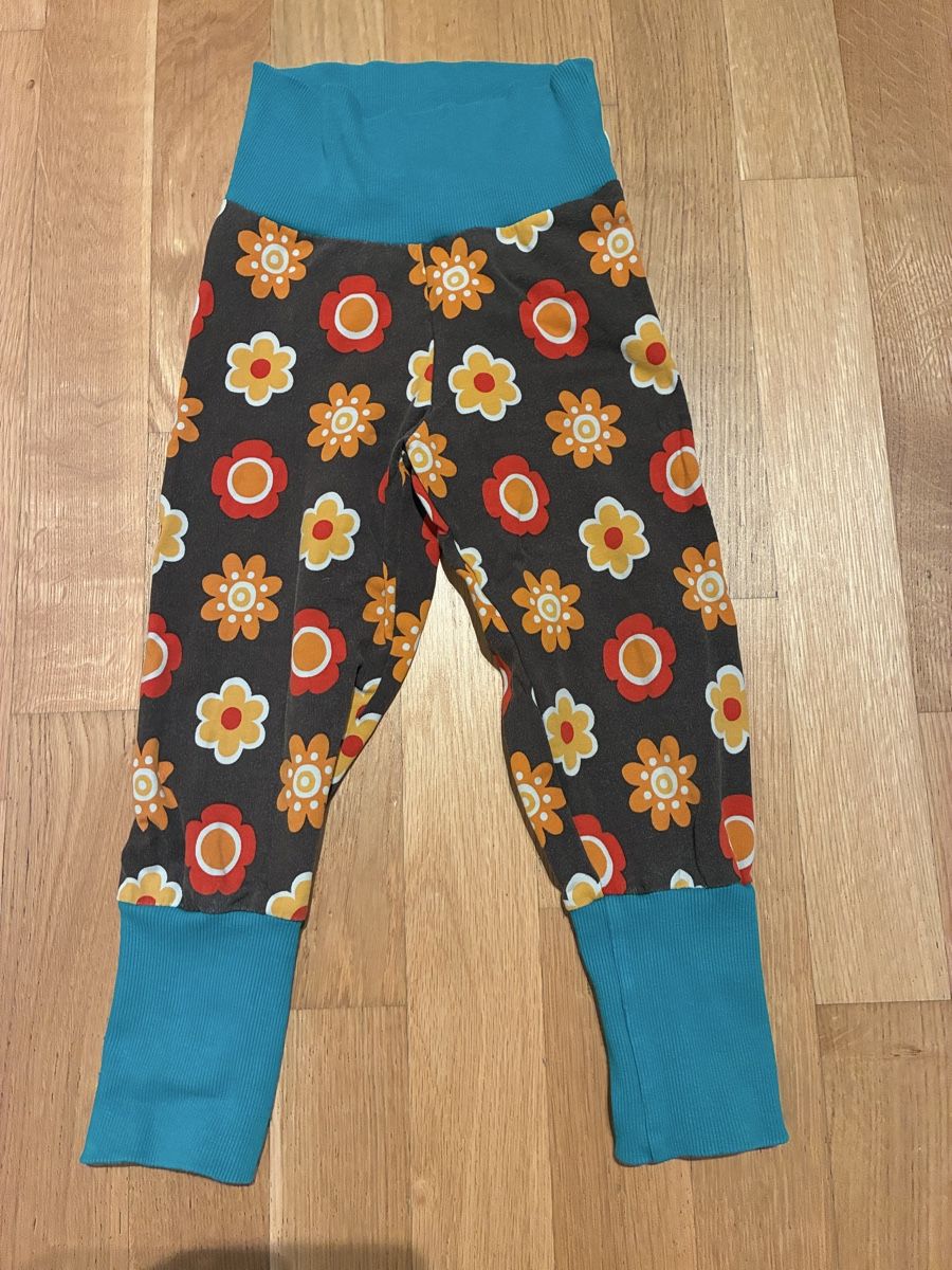 Maxomorra Hosen: Kinder Pumphose 98/104 mit Blumenmuster  – Gebraucht aus Winterthur von Tiklo