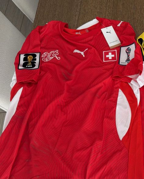 Canottiere & Pantaloni: Schweiz Heimtrikot WM 2026 – Nuovo e nell'imballaggio originale da Bern venduto da Sneakersss