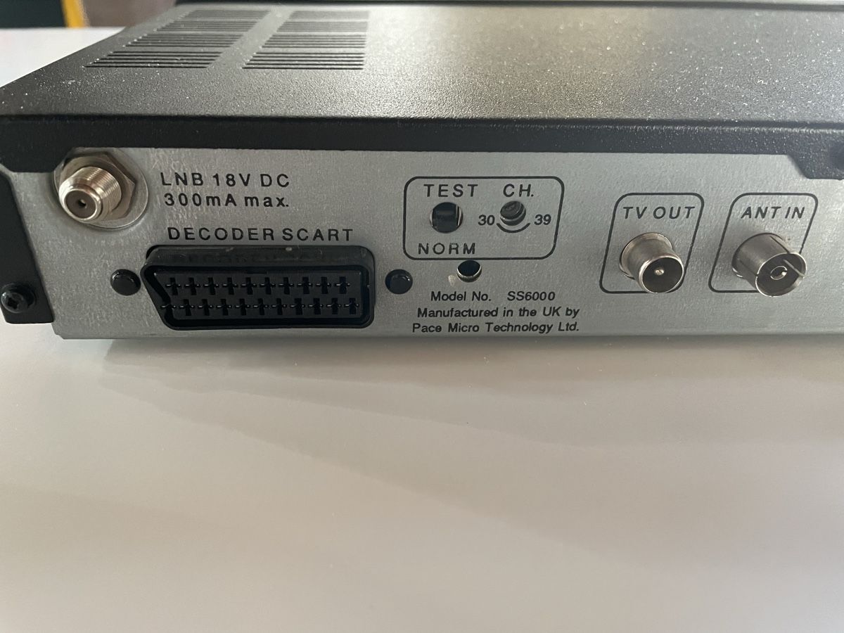 Radiocomunicazione: Décodeur PACE SS6000 vintage - Parfait pour collectionneur! – Nuovo e nell'imballaggio originale da Denges venduto da Ricautomotive 2
