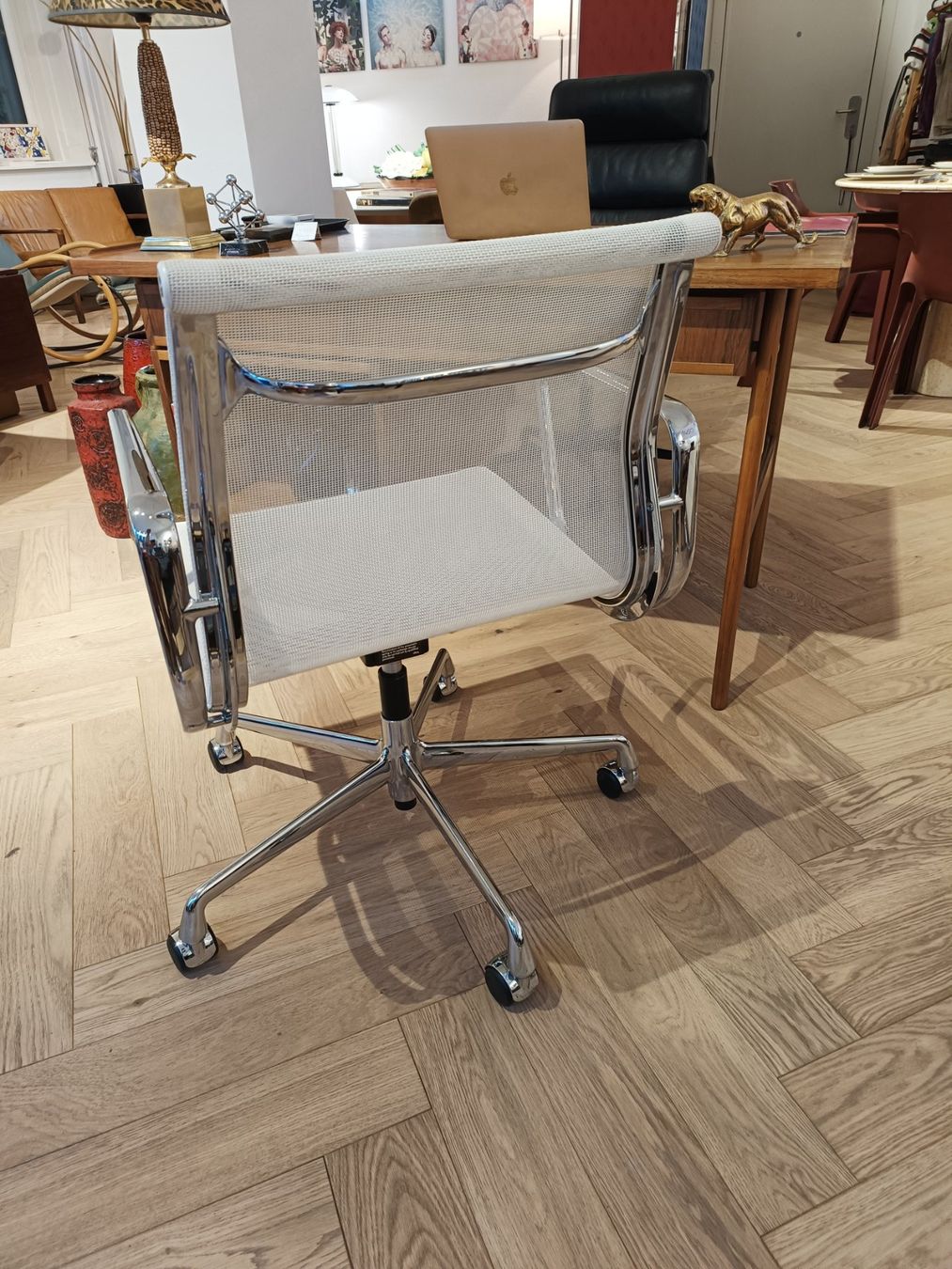 Vitra Sedie: 1 von 3 Vitra Eames Aluchair EA 117 netz weiss – Usato da Zürich venduto da style-and-design.zh 1