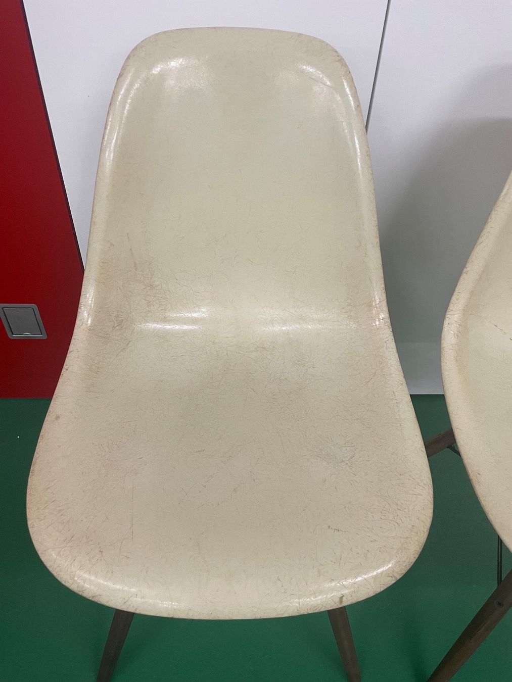 Eames Sedie: 2 Eames Side Chairs in parchment von 1957 – Usato da ipsach venduto da Latigo 1