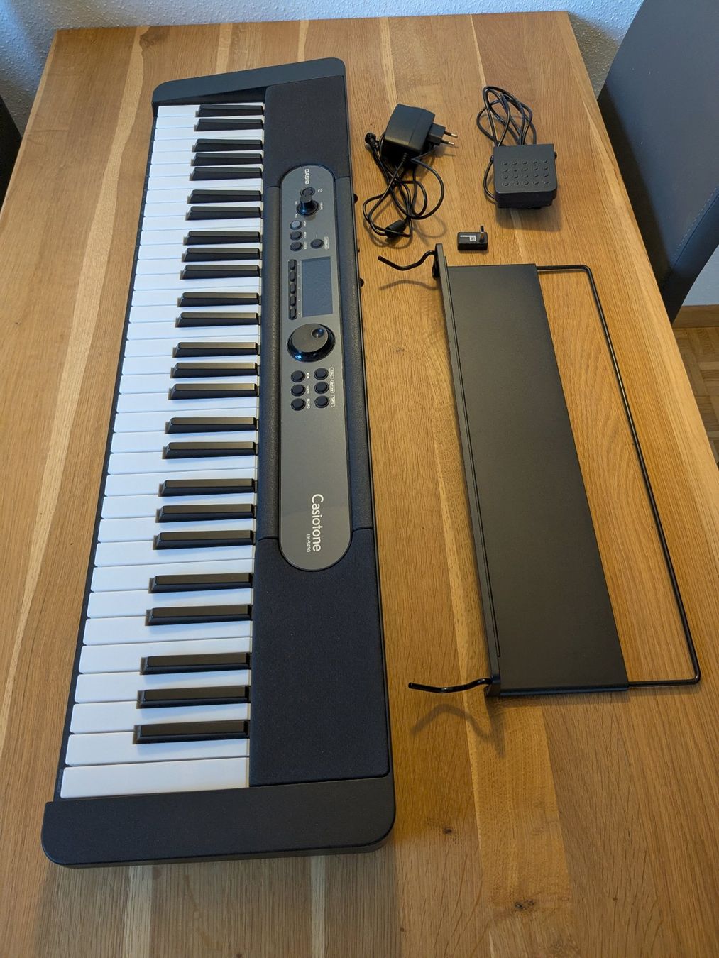 Casio Instruments de musique: Casio LK-S450 Keyboard mit Pedal und Bluetooth-Adapter – D'occasion à Horgen par pat_czw8 1