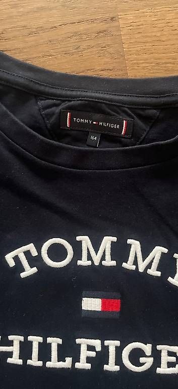 Camicie, T-shirt & Polo: 2 schöne Tommy Hilfiger Shirts Kinder – Usato da Buochs venduto da Top34 4