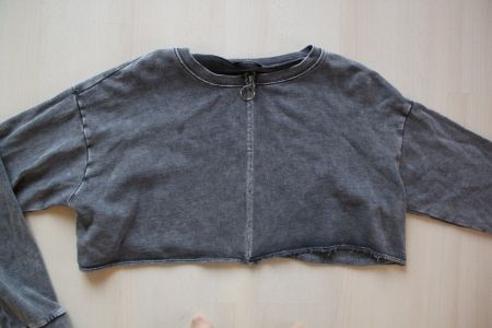 Grauer Crop-Sweater mit Reissverschluss, Grösse M