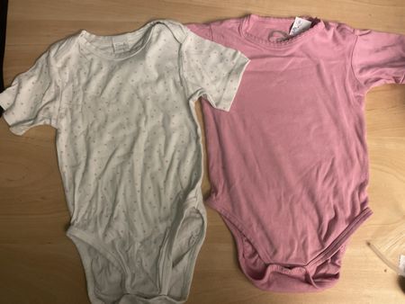 2 Migros Bodys Gr. 86/92 weiss und pink