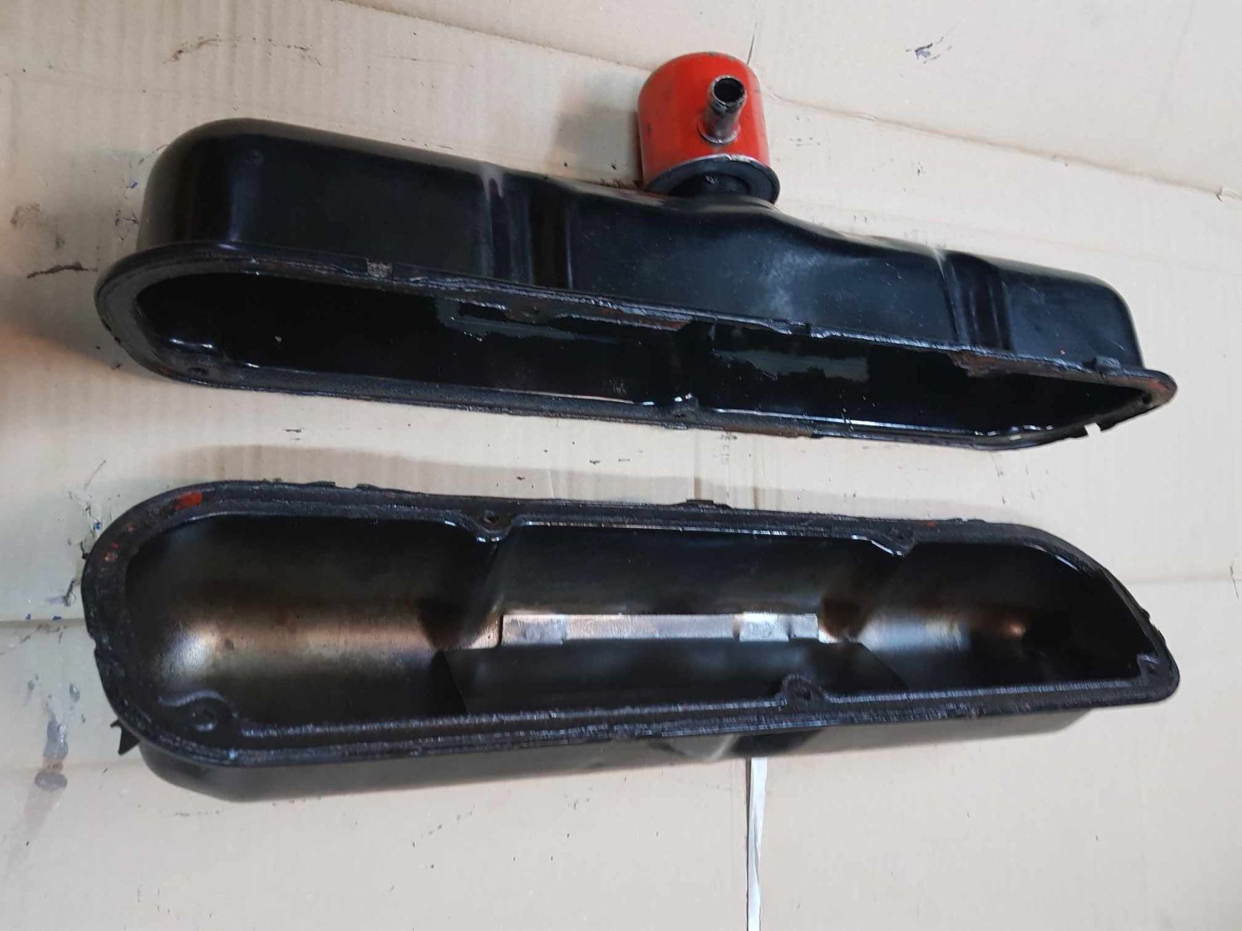 Chrysler Tutti pezzi di ricambio auto: Chrysler Small Block  Ventildeckel – Usato da Niedergösgen venduto da usc_tt5r 1