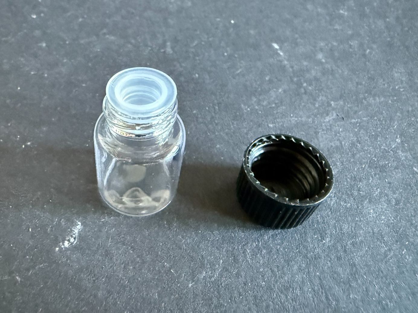 Contenitori & Simili: 25 Stück Packung Glas Probenflasche 2 ml mit Schraubdeckel – Nuovo e nell'imballaggio originale da Lützelflüh-Goldb venduto da Elementis 3
