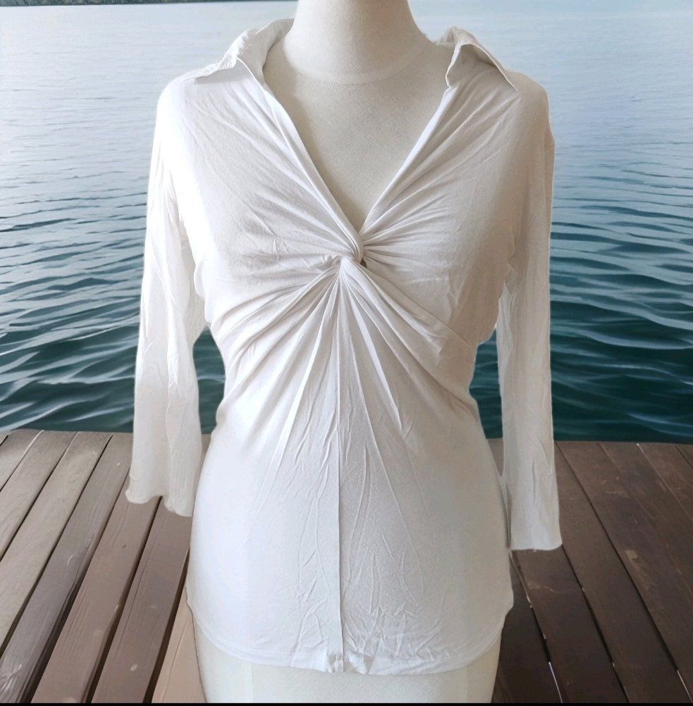 Marc Cain Blusen: MARC CAIN herziges Shirt Bluse grafftes Dekolleté Gr.36 – Gebraucht aus Winterthur von Lotusherz