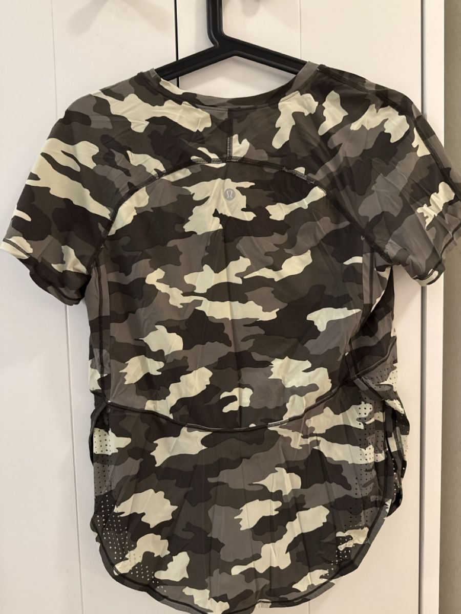 Top: Lululemon top – Nuovo (secondo la descrizione) da Zürich venduto da AlineCr 1