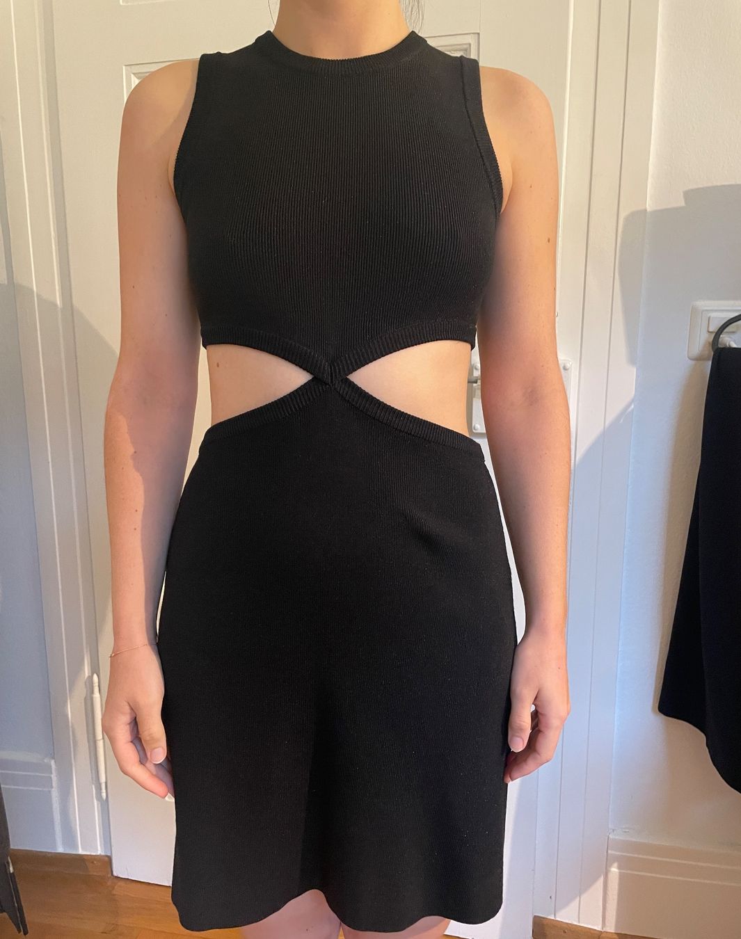 Maje Vestiti: Kurzarmiges geripptes Strickkleid mit freier Taille – Usato da Zürich venduto da ari_s52l 3