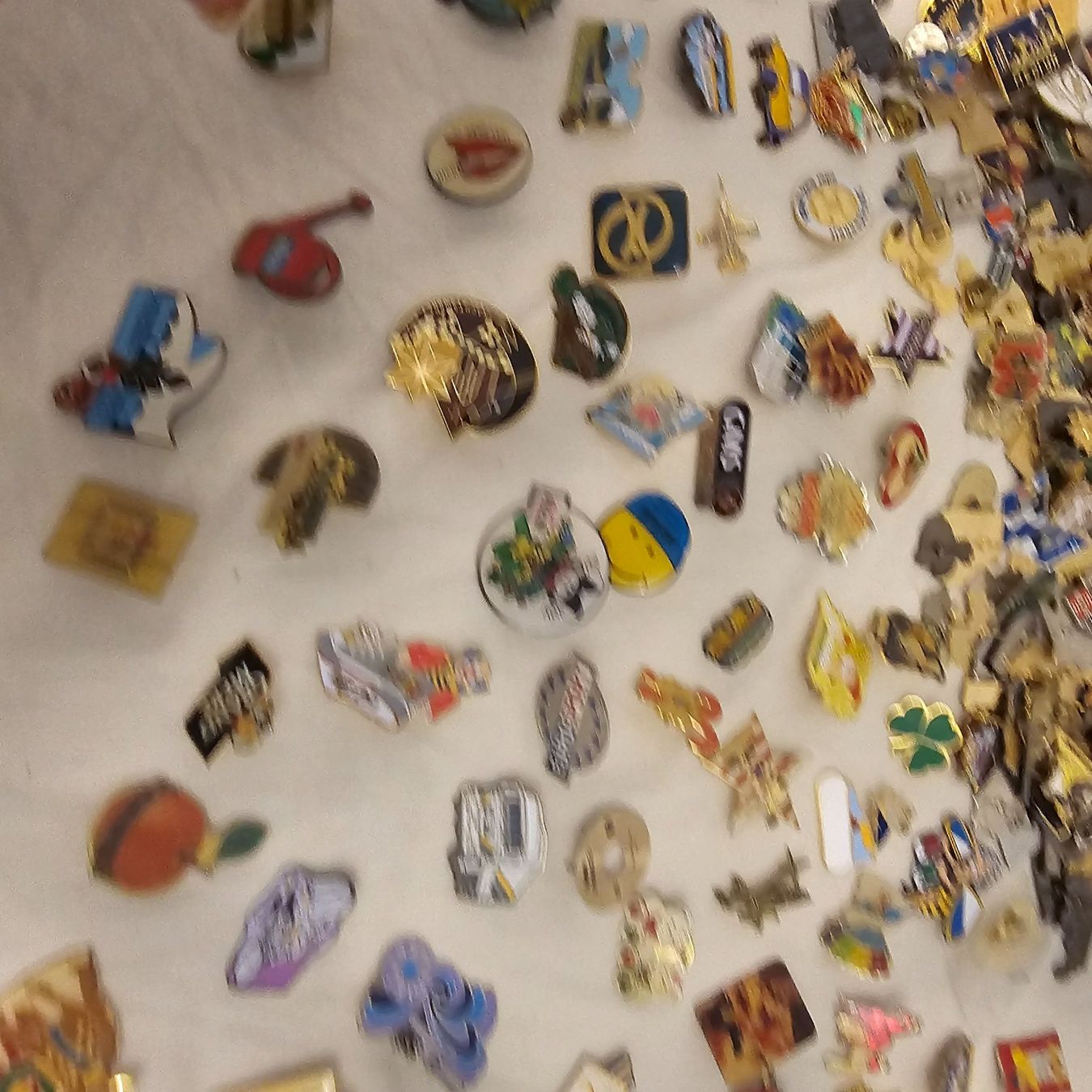 Placchette & Badge: Konvolut  pins  100 stück  unkontroliert – Usato da wolfhalden venduto da 46464646 3