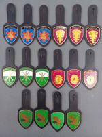 16 alte Brusttaschenanhänger, farbig