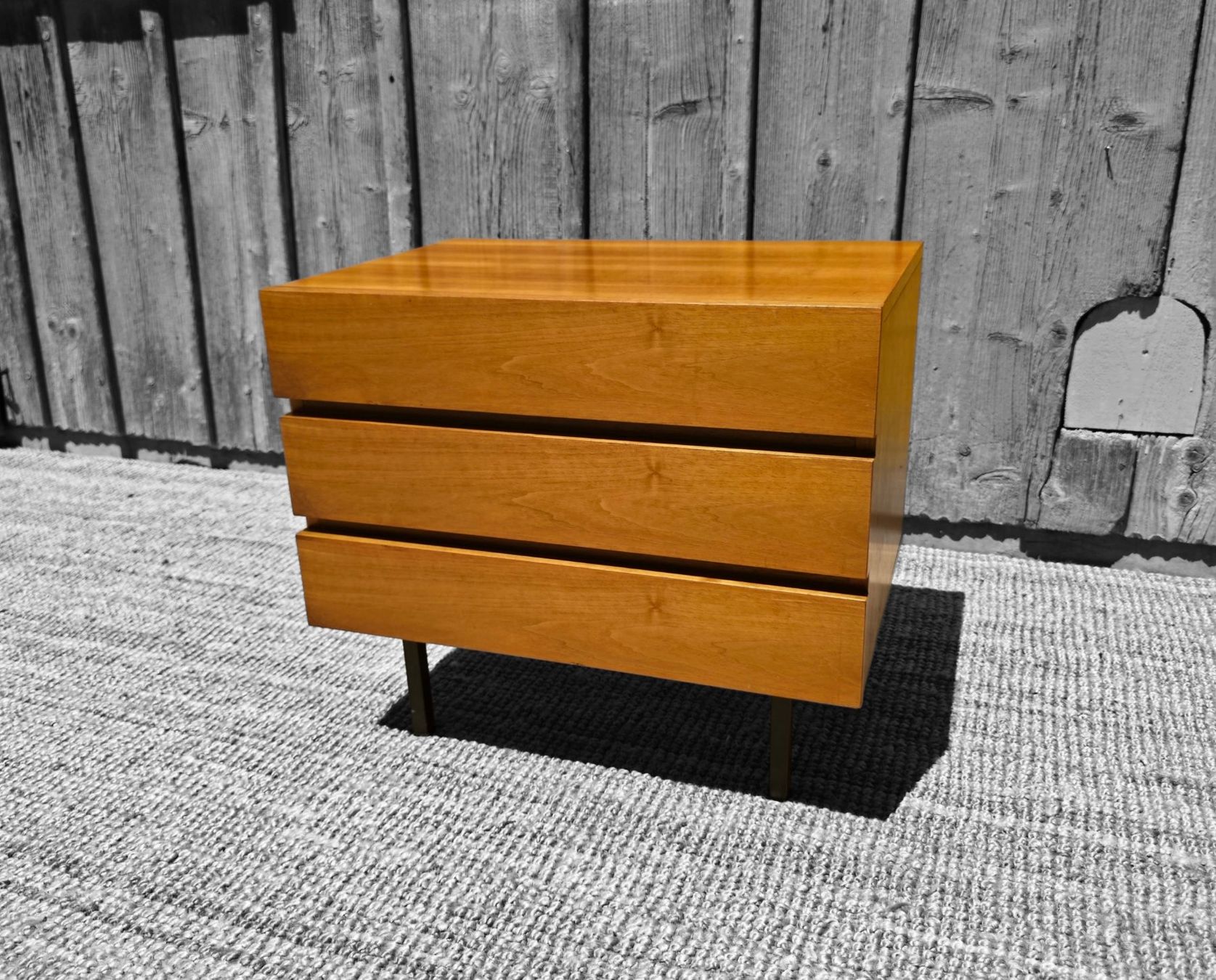 Cassettiere: Mid Century  Minimalist Sideboard Nussbaum – Usato da Haslen AI venduto da Vintagelix