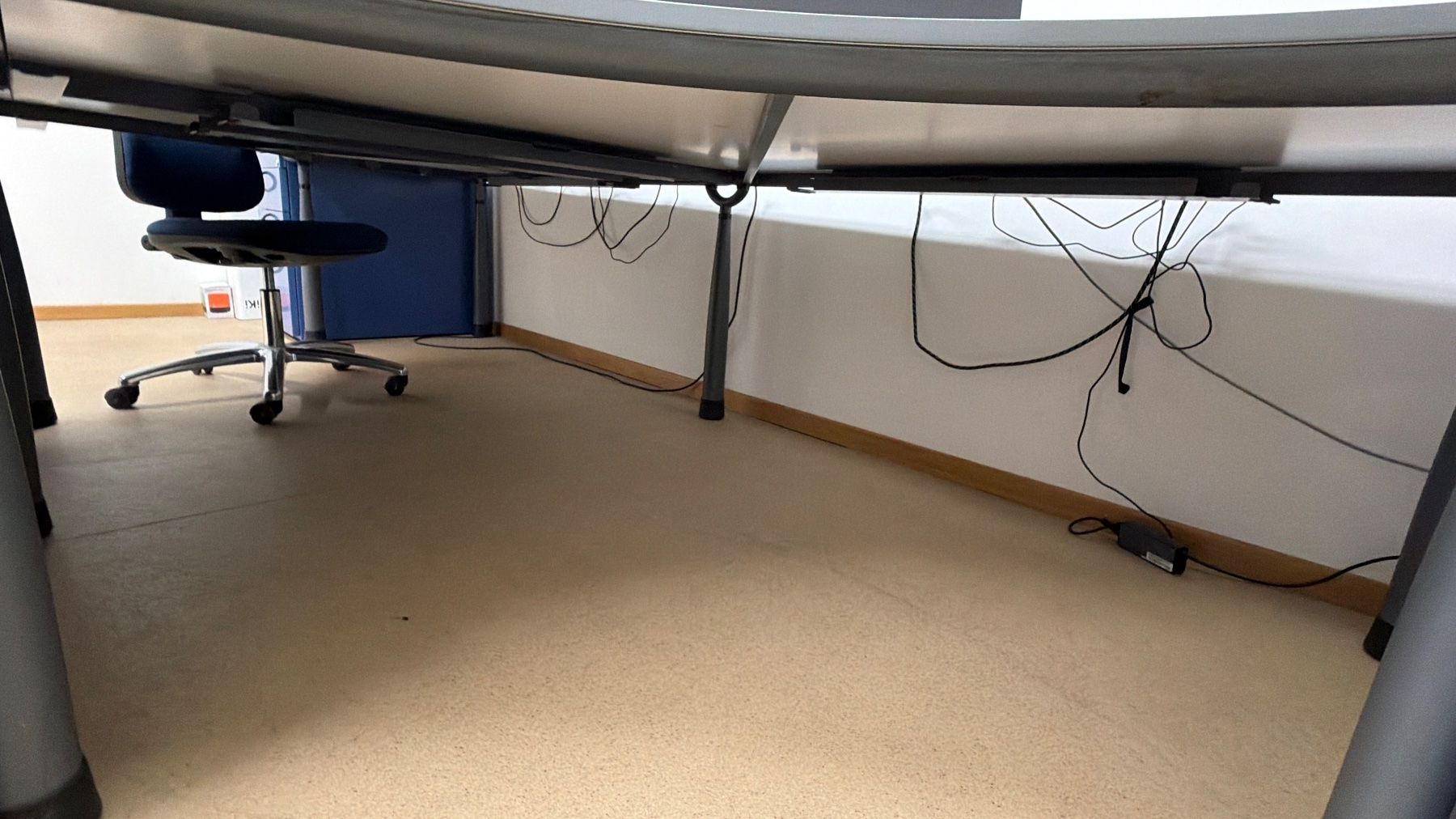 Scrivanie: Bürotisch-Set mit Rollcontainer – Usato da Zürich venduto da Esag_Altstetten 2