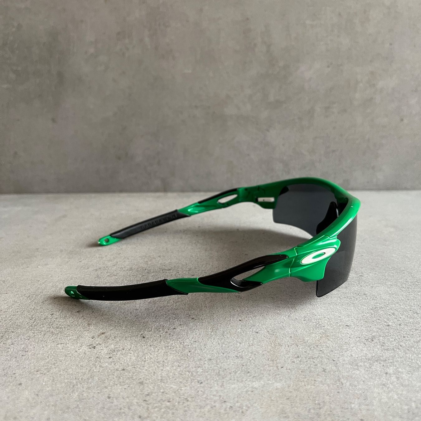 Oakley Occhiali & Lenti: 2000s Oakley Radarlock Vintage Sunglasses – Usato da Bern venduto da shoprestoredvintage 5
