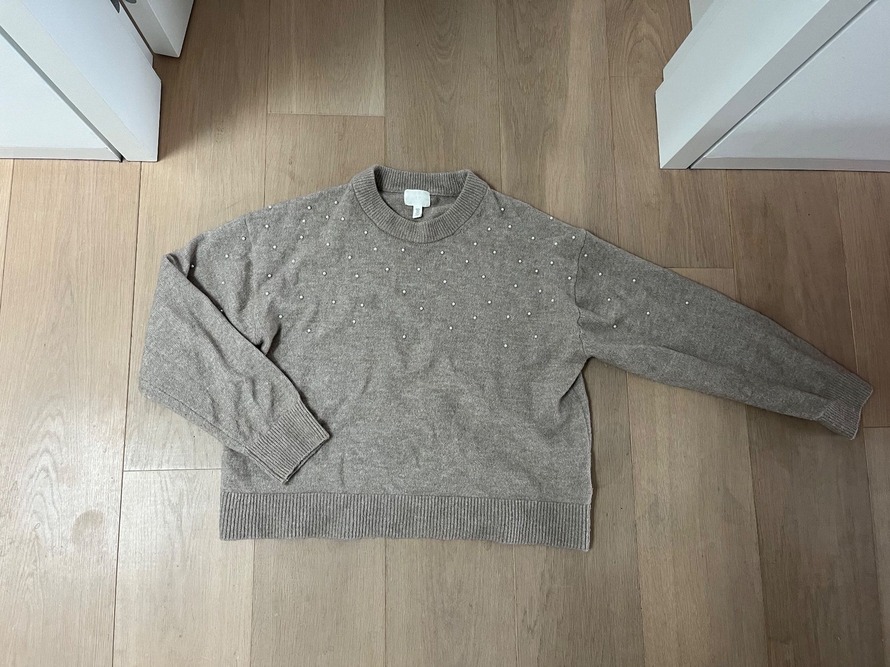 H&M Maglioni & Felpe: Perlenbesetzter Feinstrickpullover in Taupe von H&M – Usato da Uitikon Waldegg venduto da YRH
