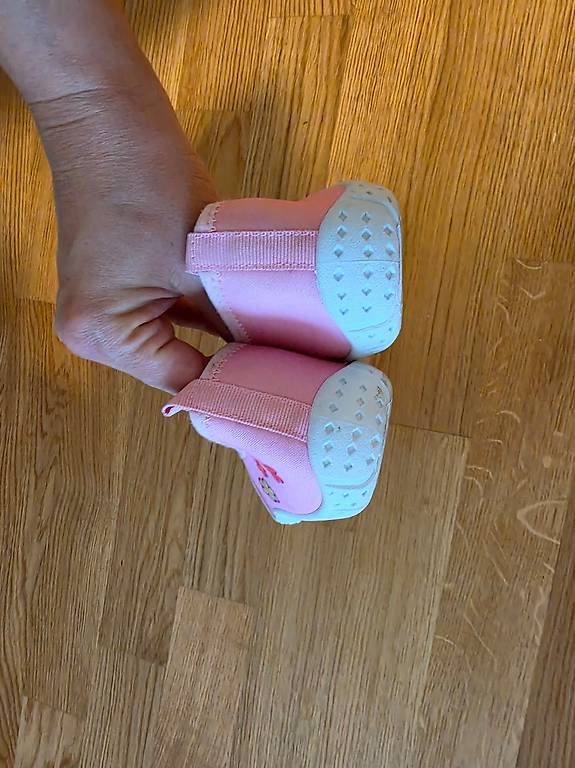 Scarpe per ragazze: Badeschuhe Gr.28 – Usato da Emmenbrücke venduto da Nil86 1