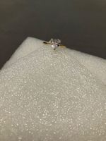 Goldfarbener, zarter Ring mit Zirkonia Herzchen, neu