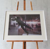Shi Yong – Surreale Fotografie „Schwebender Mann“ – signiert