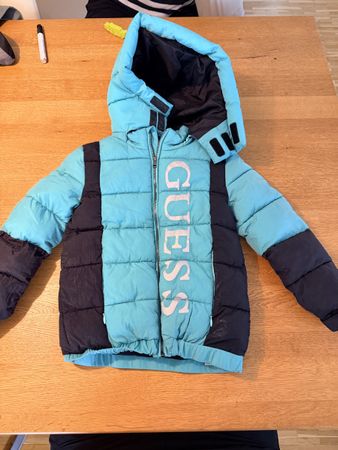 Guess Winterjacke blau schwarz Grösse 6 Jahre gut erhalten