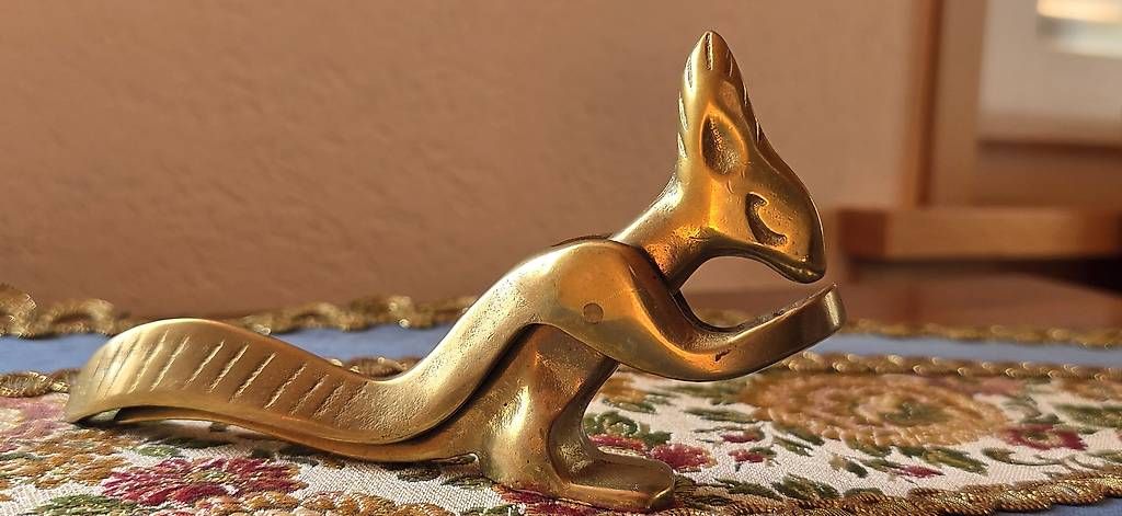 Statuette: Seltenes Messing Nuss Brecher Eichhörnchen – Usato da Wolfhalden venduto da Nati-Nati