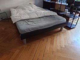 Bett: Gestell 200 x 140 plus zwei Lattenroste à 70 cm