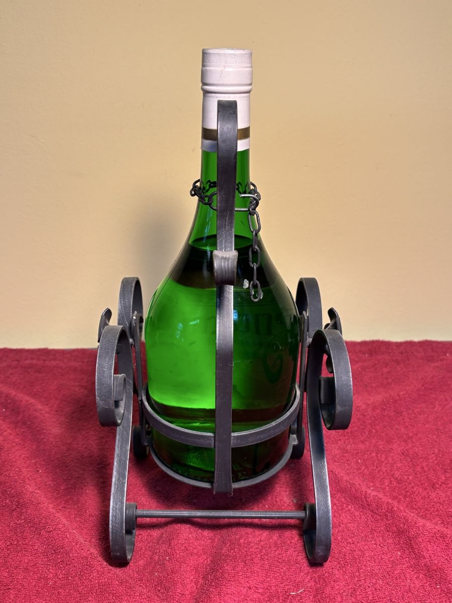 Bevande alcoliche: Schmiedeeiserner Flaschenhalter mit Pflümli Flasche Berghof – Usato da Hindelbank venduto da brm_72zv 3