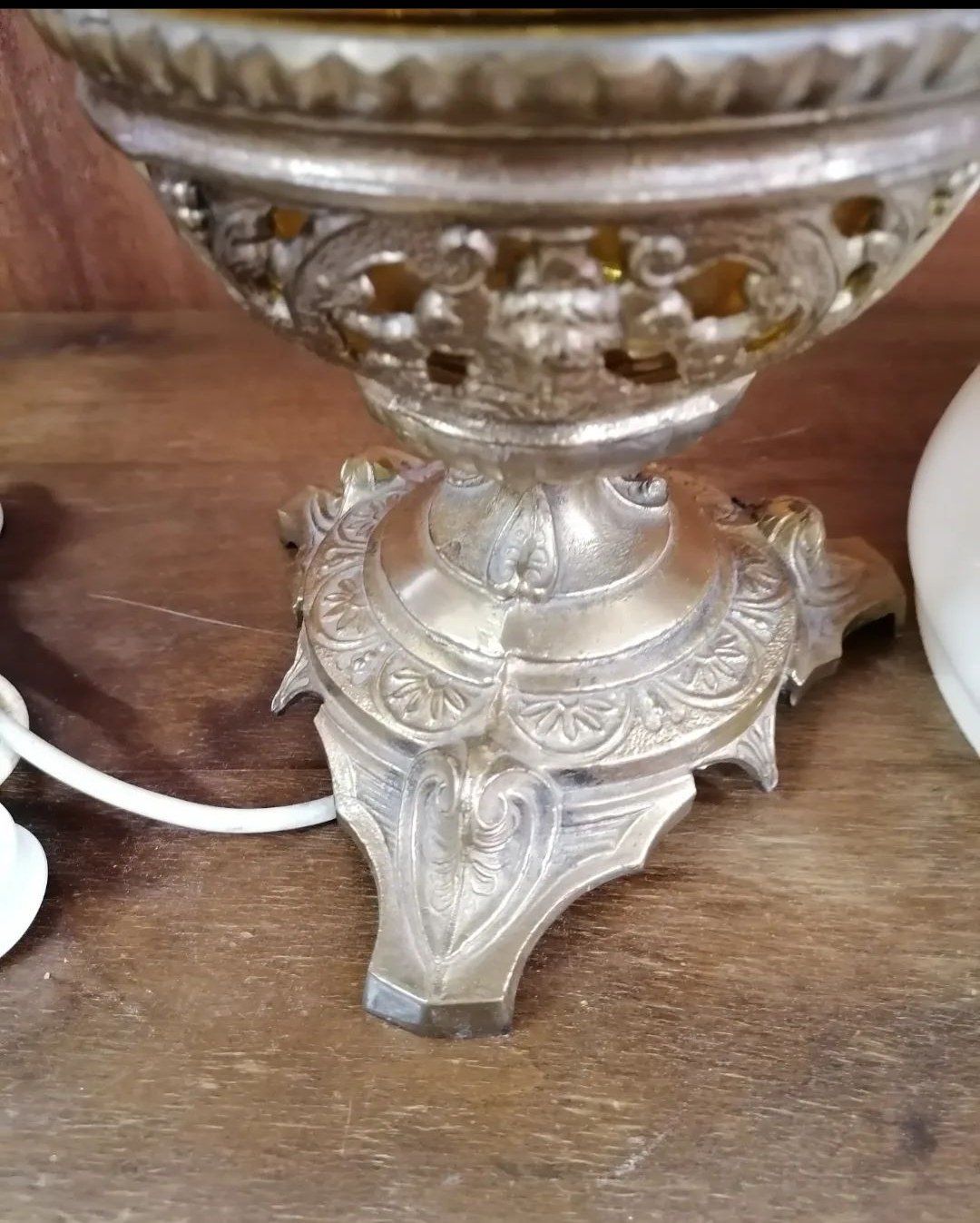 Lampade: Antike Lampe auf einem Bronzebein – Usato da Aegerten venduto da Jos_zem 4