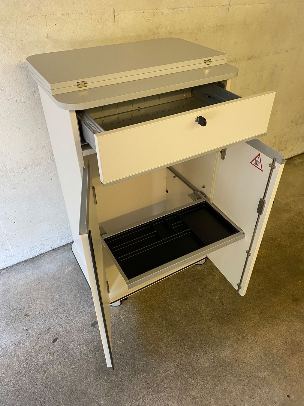 Armadi: Büro- / Moderationsmöbel / Stehtisch auf Rollen – Usato da Gümligen venduto da outdoor-pro 3