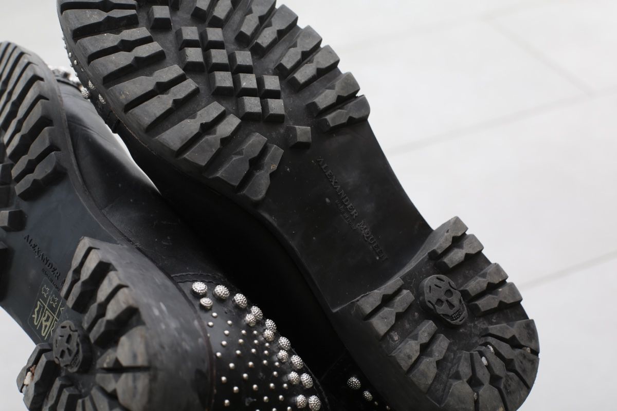 Alexander Mcqueen Scarpe da donna: Alexander McQueen studded black leather boots, size 39 – Usato da Zürich venduto da Mariia_burlachenko 4