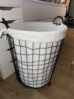 Wäschekorb Metallgestell schwarz mit Stoffeinsatz weiss