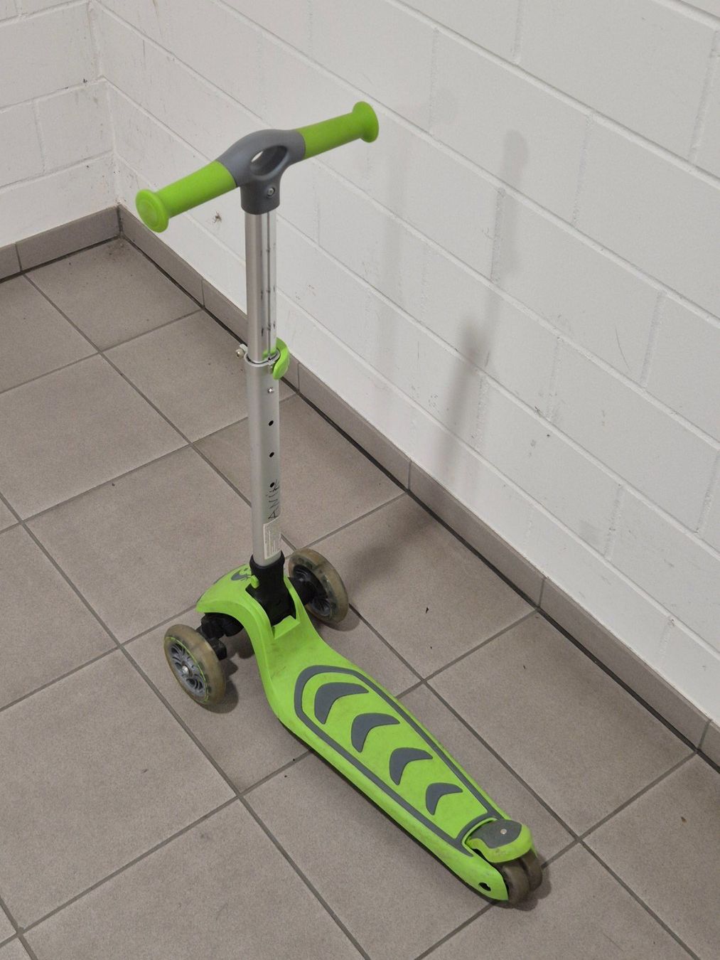 Veicoli per bambini: Roller BEST SPORTING 3 Räder Kinder Roller grün – Usato da Fraubrunnen venduto da schlafenKuh 1